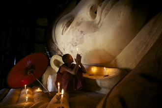 Christina Feldt, moine priant à Bagan, Myanmar