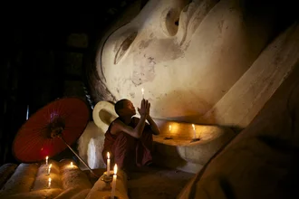 Moine en prière à Bagan, Myanmar - Photographie fineart par Christina Feldt