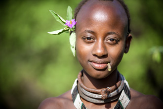 Miro May, Hamer Girl with Flower - Ethiopie, Afrique)