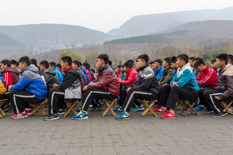 Arno Simons, Kung-Fu Schüler beim Appell vorm Shaolin Tempel (Chine, Asie)