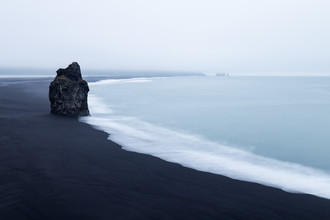 Moritz Esser, Lonely Rock At Dyrhólaey Beach (Islande, Europe)