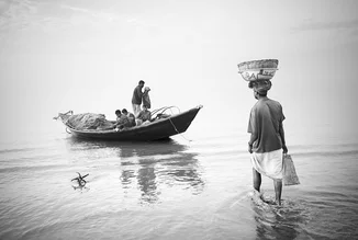 Marchand achetant du poisson frais, Kuakata, Bangladesh - Photographie fineart de Jakob Berr