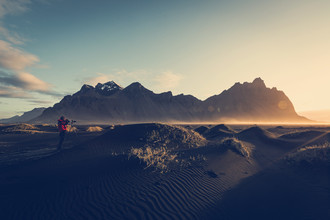 Franz Sussbauer, Dunes de sable noir touchées par le premier rayon de lumière. (Islande, Europe)
