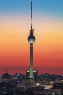 Jean Claude Castor, Tour de télévision de Berlin avec un ciel coloré spectaculaire (Allemagne, Europe)