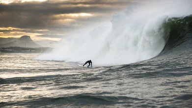 Big Wave Surfer Kohl Christensen vor Irland - Photographie d'art par Lars Jacobsen