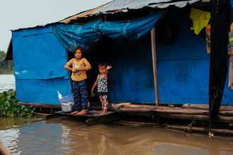 Jim Delcid, Enfants dans le village flottant de Kampong Chhnang Cambodge (Cambodge, Asie)