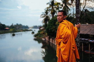 Jim Delcid, Moine Regardant le Mékong Rivermmonk (Laos, Asie)