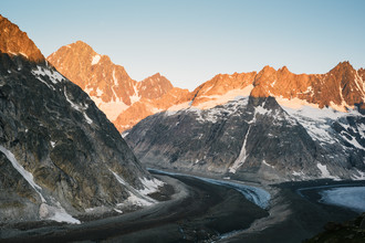 Peter Wey, sommet de la montagne Finsteraarhorn avec glacier Finsteraar et glacier Unteraar au lever du soleil (Suisse, Europe)