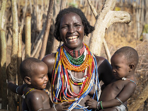 Phyllis Bauer, mère merveilleuse avec vos jumeaux de la tribu Arbore (Éthiopie, Afrique)
