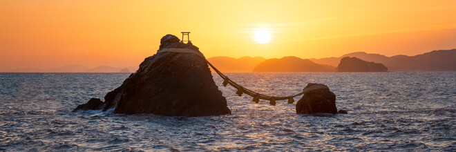 Jan Becke, Meoto Iwa se balance au lever du soleil (Japon, Asie)