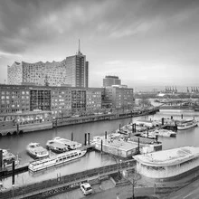 Philharmonie de l'Elbe de Hambourg et port - Photographie d'art par Dennis Wehrmann