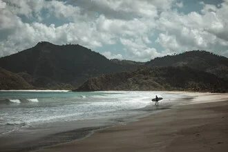 surfeur sur une plage magnifique et solitaire - Fineart photographie de Leander Nardin