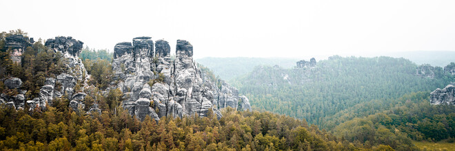 Dennis Wehrmann, Brume matinale des montagnes de grès de Saxe (Allemagne, Europe)