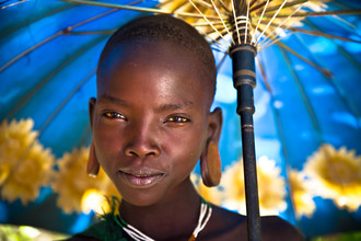 Miro May, Suri Gril avec parapluie - Éthiopie, Afrique)