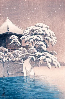 Temple japonais dans un hiver enneigé par Kawase Hasui - Photographie fineart par Japanese Vintage Art