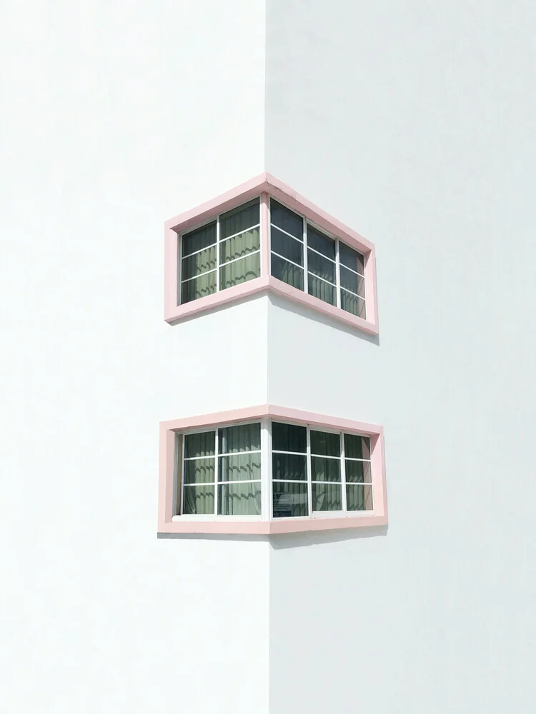 Finestre ad angolo rosa - fotokunst von Marcus Cederberg