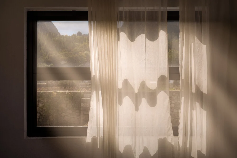 Luce della finestra di fine estate - Fotografia Fineart di AJ Schokora