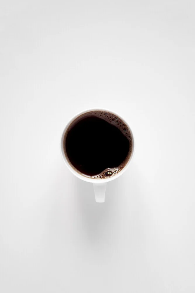 il caffè nero ama il minimalismo bianco - Fotografia Fineart di Studio Na.hili