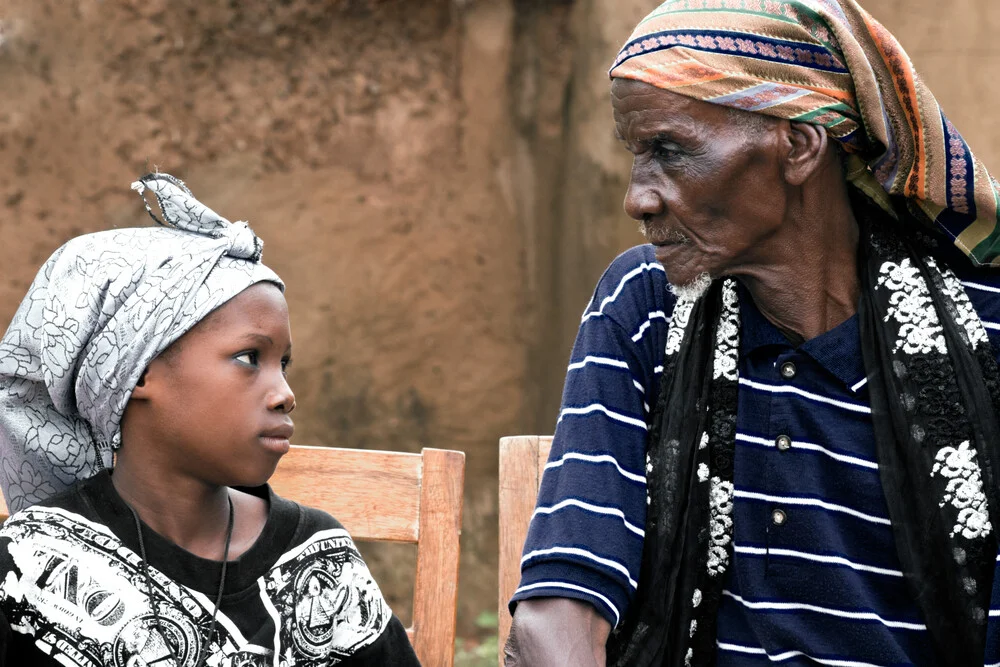 Capo e suo nipote del villaggio Kumbungu - Fotografia Fineart di Lucía Arias Ballesteros