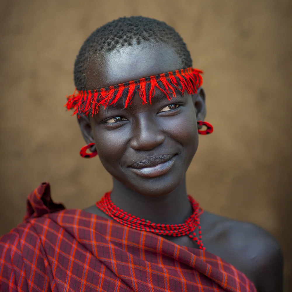 Miss Domoget, donna della tribù Bodi con fascia, Hana Mursi, Omo Va - fotokunst di Eric Lafforgue