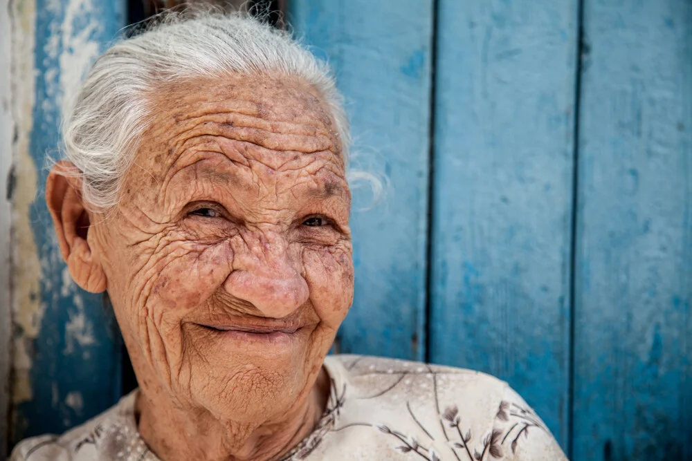 Die lachende Seniorin - Fotografia d'arte di Steffen Rothammel