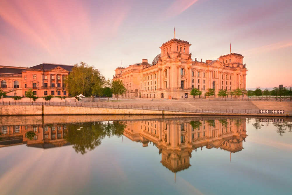 Riflessione estiva del Reichstag Berlin - Fotografia Fineart di Matthias Makarinus