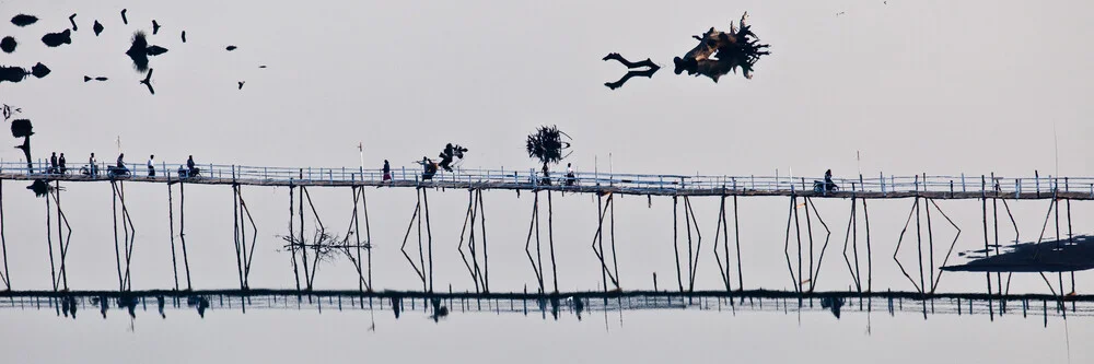 Bridge Over Peaceful Water - Fotografia Fineart di Marc Rasmus