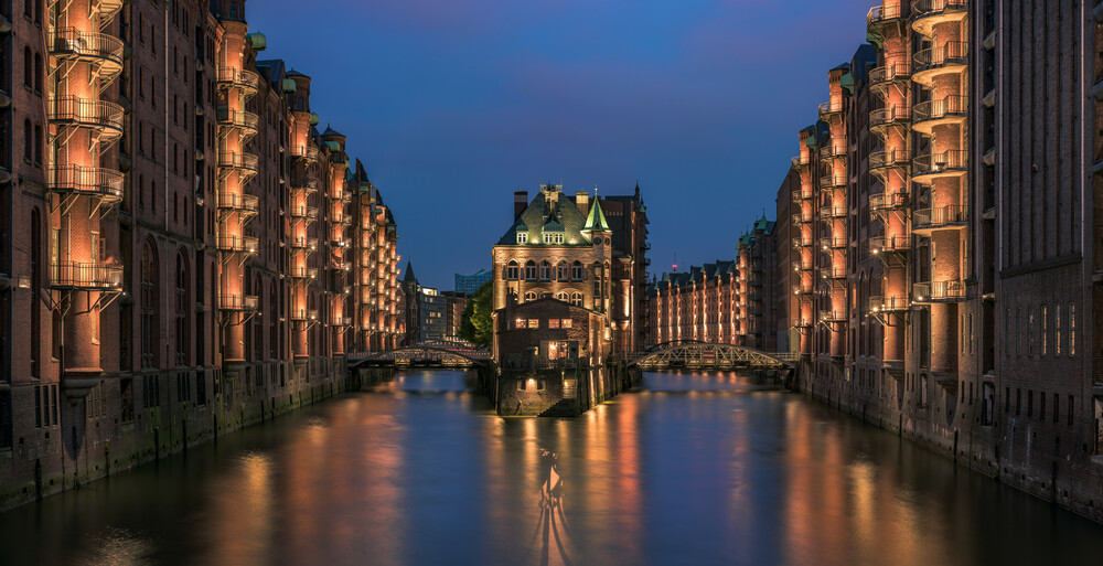 Amburgo - Panorama di Speicherstadt durante l'ora blu - Fotografia Fineart di Jean Claude Castor