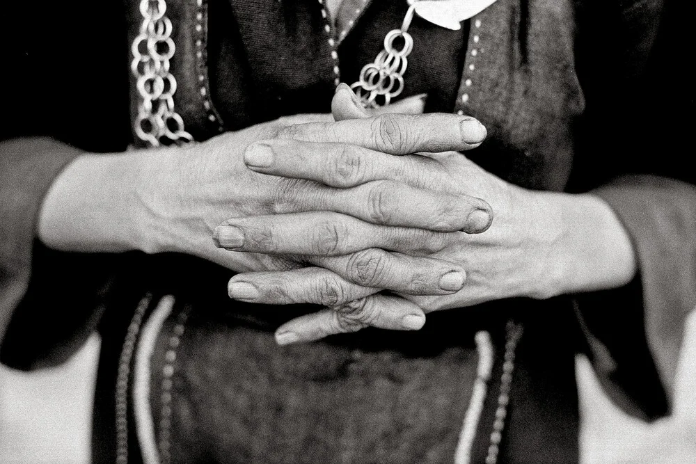 Mani che lavorano di una donna vietnamita - Fotografia Fineart di Silva Wischeropp