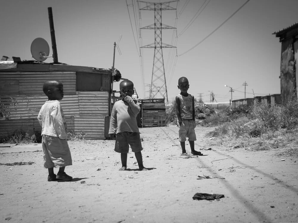 Fotografia di strada per le strade della township di Langa a Città del Capo in Sud Africa - Fotografia Fineart di Dennis Wehrmann