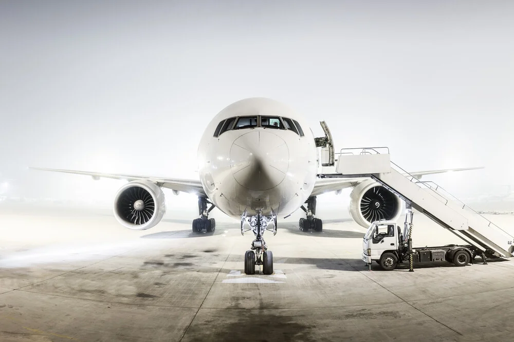 l'uomo con l'aereo bianco - fotokunst von Roman Becker