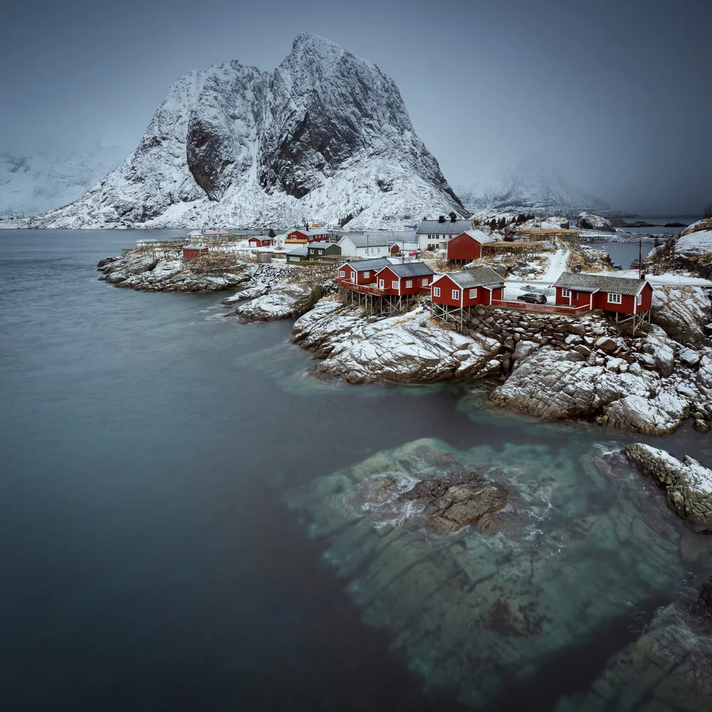 Hamnøy in una nebbiosa mattina // Isole Lofoten - fotokunst von Eva Stadler