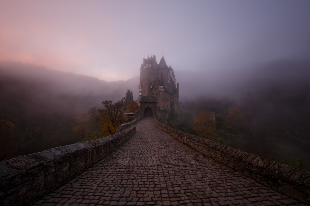 Il mistico castello di Eltz nella nebbia mattutina - Fotografia artistica di Moritz Esser