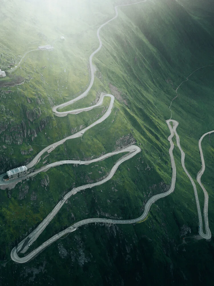 Una tortuosa strada di montagna in Svizzera - Fotografia Fineart di Frederik Schindler