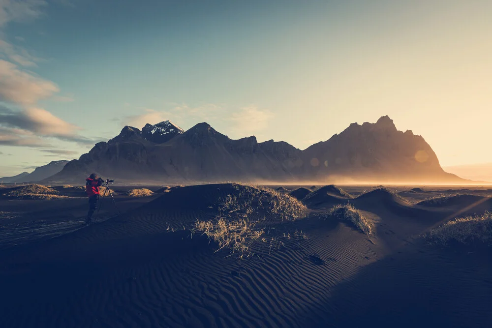 Dune di sabbia nera toccate dal primo raggio di luce. - Fotografia Fineart di Franz Sussbauer