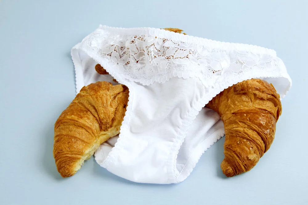 mutandine e croissant - Fotografia Fineart di Loulou von Glup