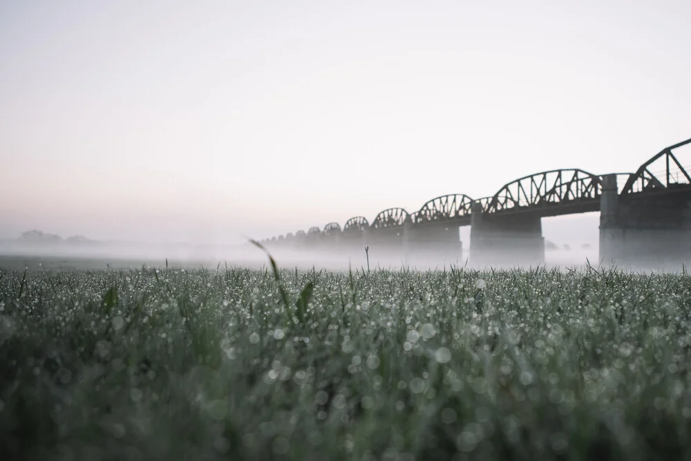 Ponte sull'Elba Dömitz prima dell'alba con nebbia - Fotografia Fineart di Nadja Jacke