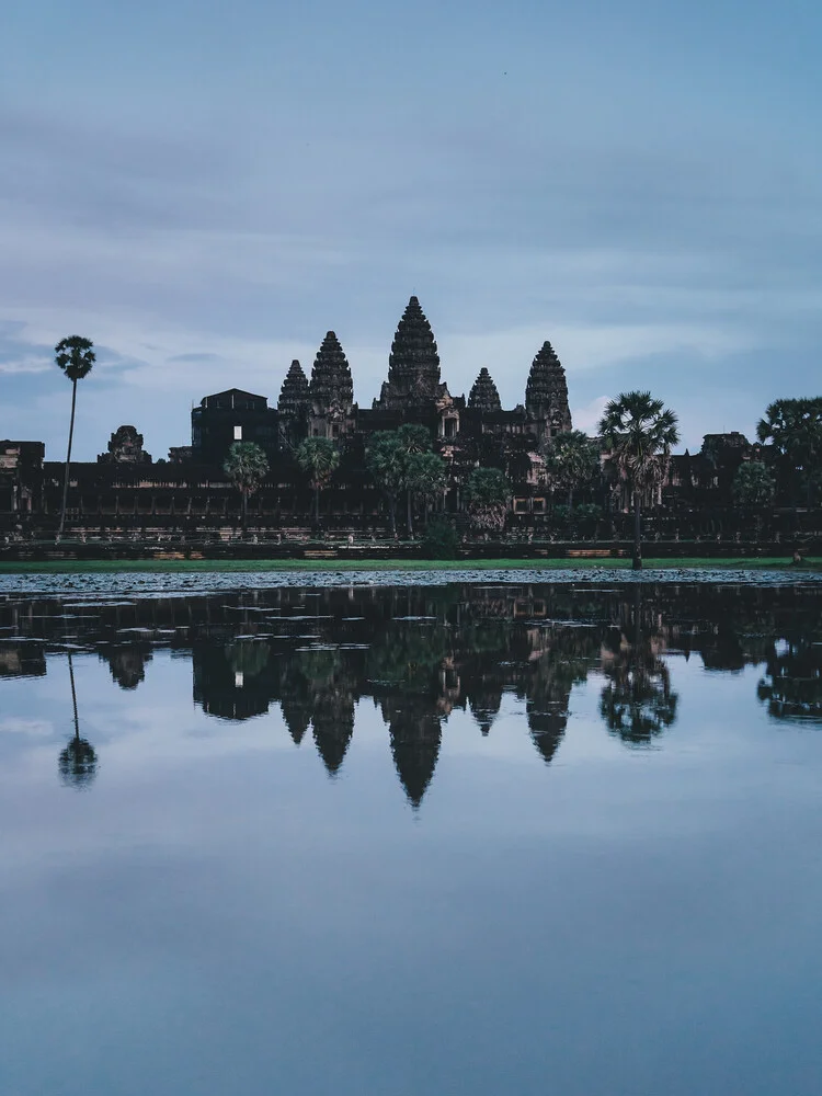 Angkor Wat durante l'ora blu - Fotografia Fineart di Ueli Frischknecht