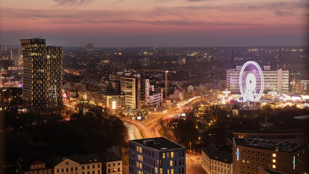 Amburgo St Pauli di notte - panorama - Fotografia Fineart di Dennis Wehrmann