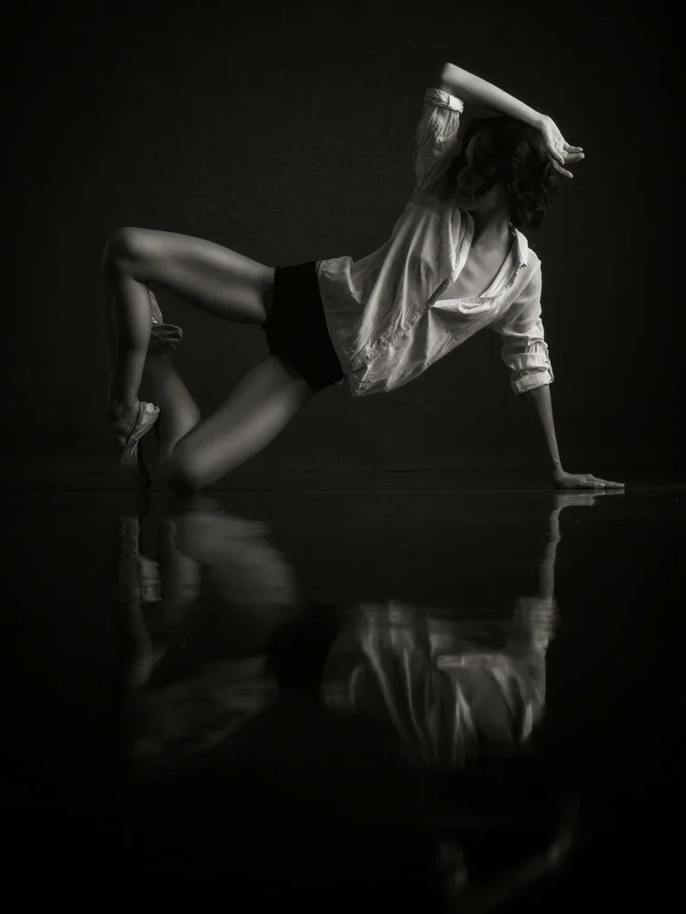 Riflessione di una ballerina - Fotografia Fineart di Klaus Wegele