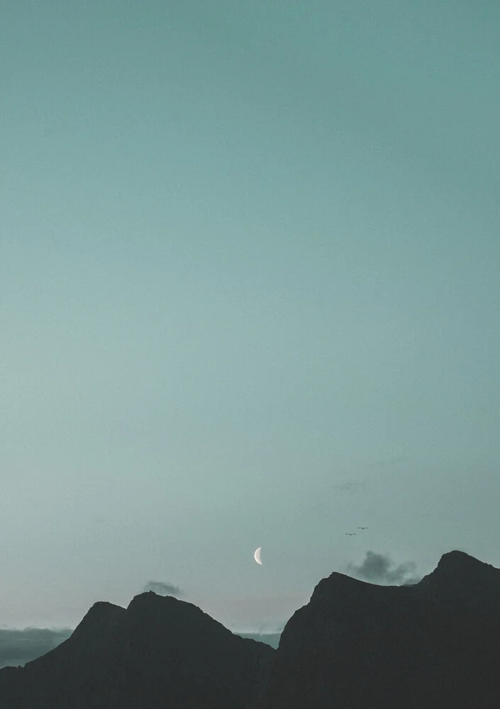 La luna brilla luminosa sulle montagne - Fotografia Fineart di Pascal Genzel