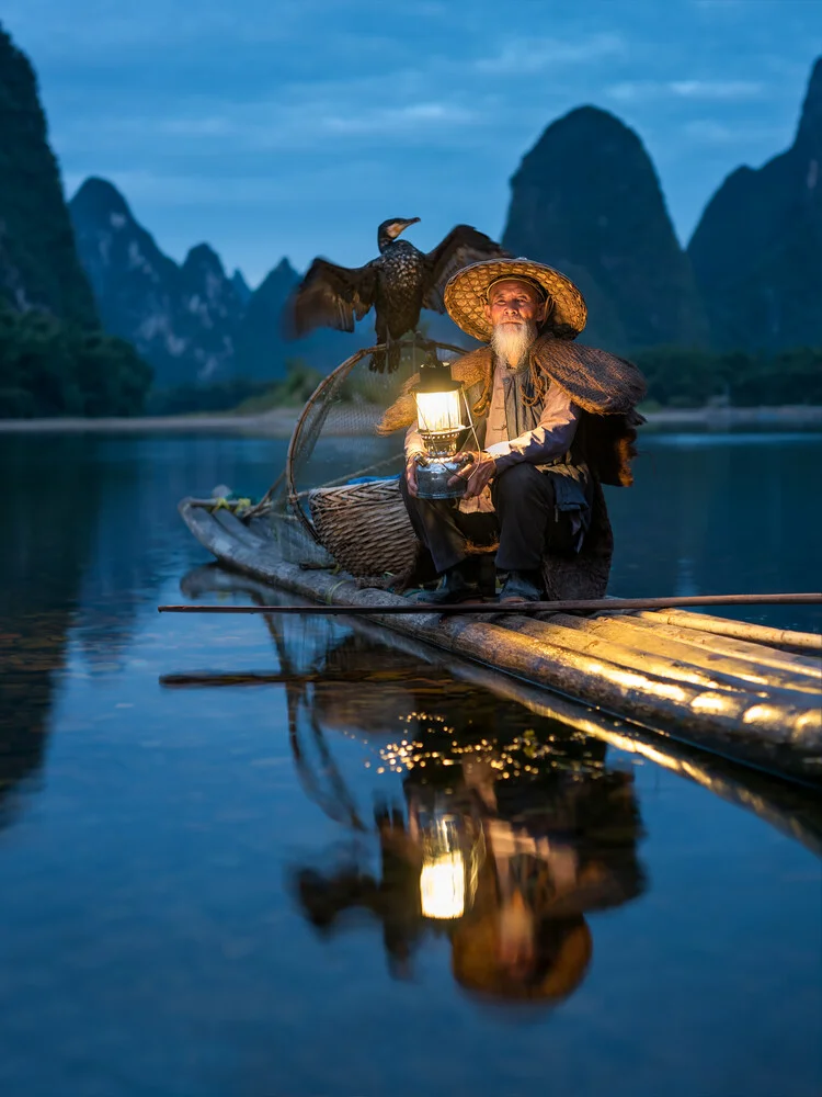 Pescatore di cormorani cinese tradizionale vicino a Guilin - Fotografia Fineart di Jan Becke