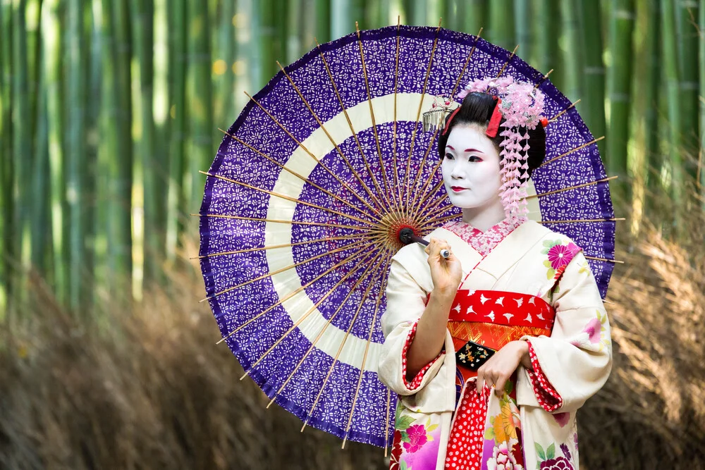 Geisha giapponese con ombrello - Fotografia Fineart di Jan Becke