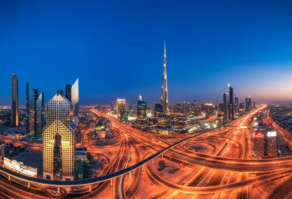 Panorama dello skyline di Dubai all'ora blu con Burj Khalifa - Fotografia Fineart di Jean Claude Castor