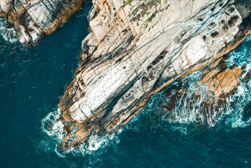 roccia e oceano dall'alto - fotokunst von Leander Nardin