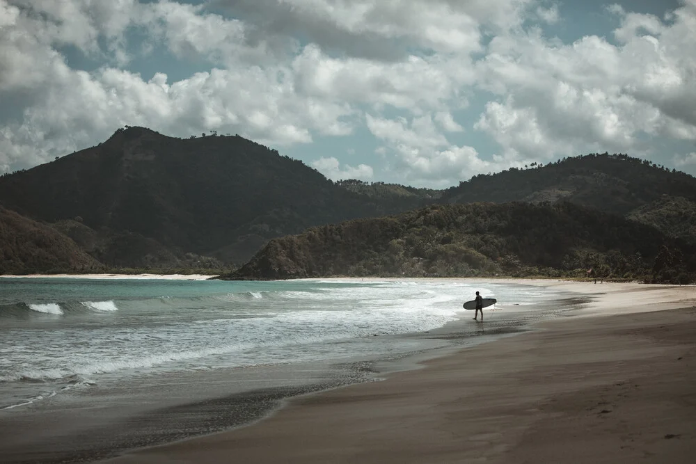 surfista su una spiaggia bellissima e solitaria - fotokunst von Leander Nardin