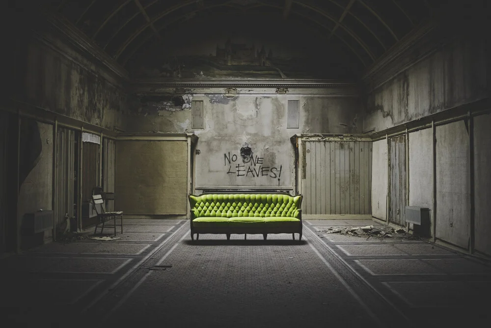 GREEN COUCH - Fotografia Fineart di Lars Brauer