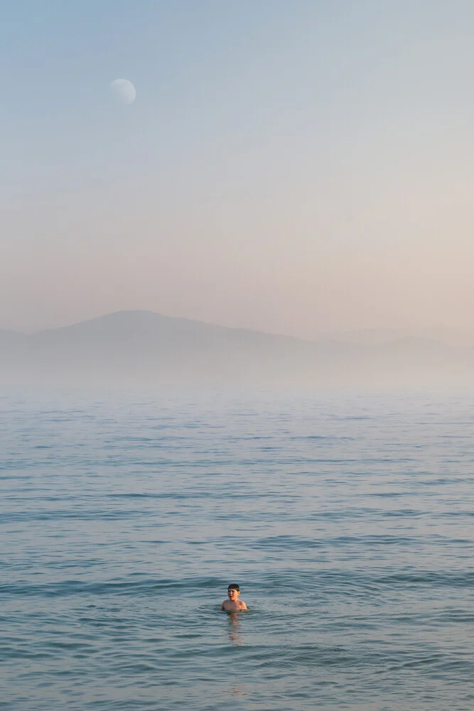 Busan Solitude - Fotografia Fineart di AJ Schokora