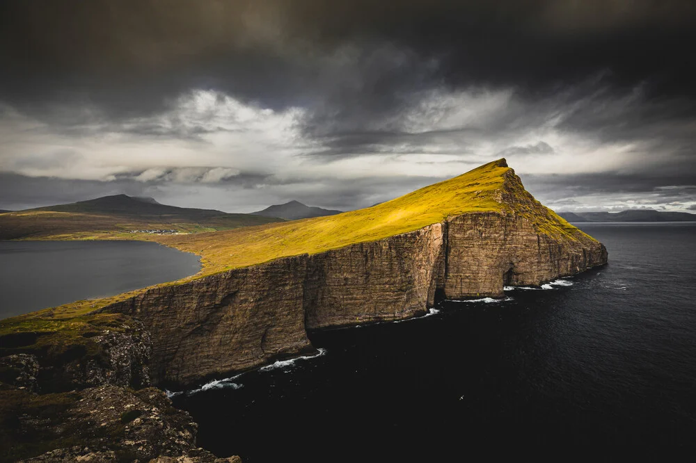Lago Sørvágsvatn sull'isola di Faroe Vágar - Fotografia Fineart di Eva Stadler