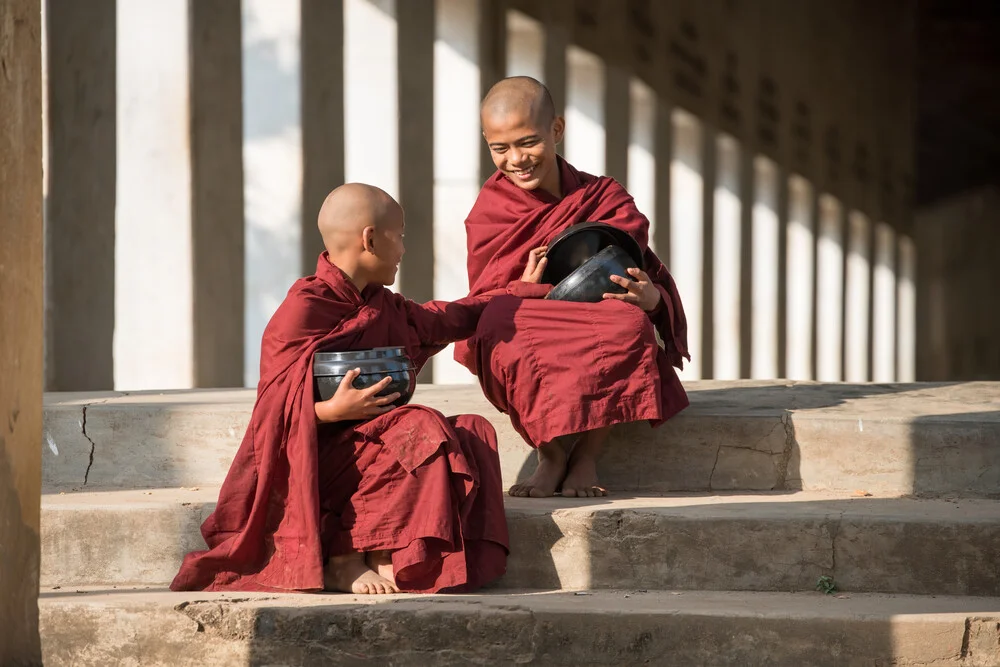 Due monaci buddisti con ciotole di riso in Myanmar - Fotografia Fineart di Jan Becke